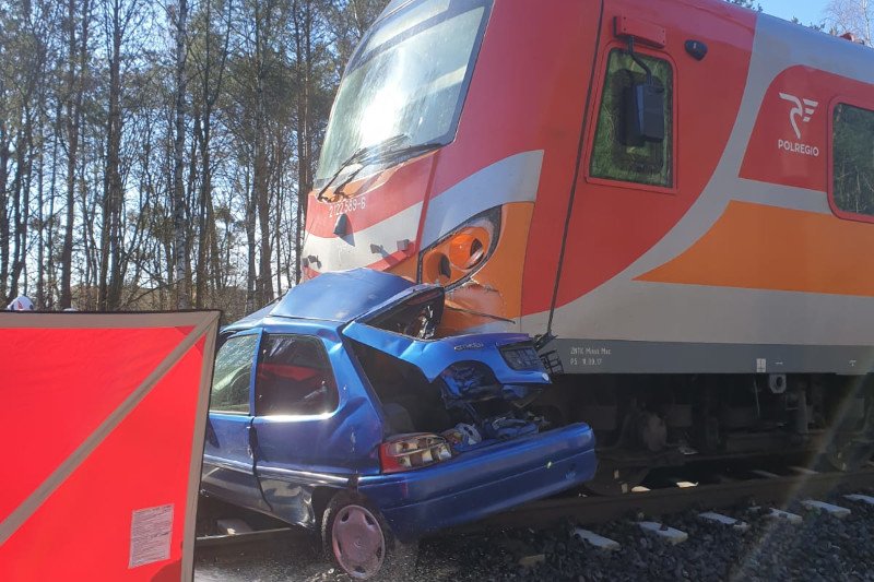 W zderzeniu samochodu z pociągiem zginęła jedna osoba.