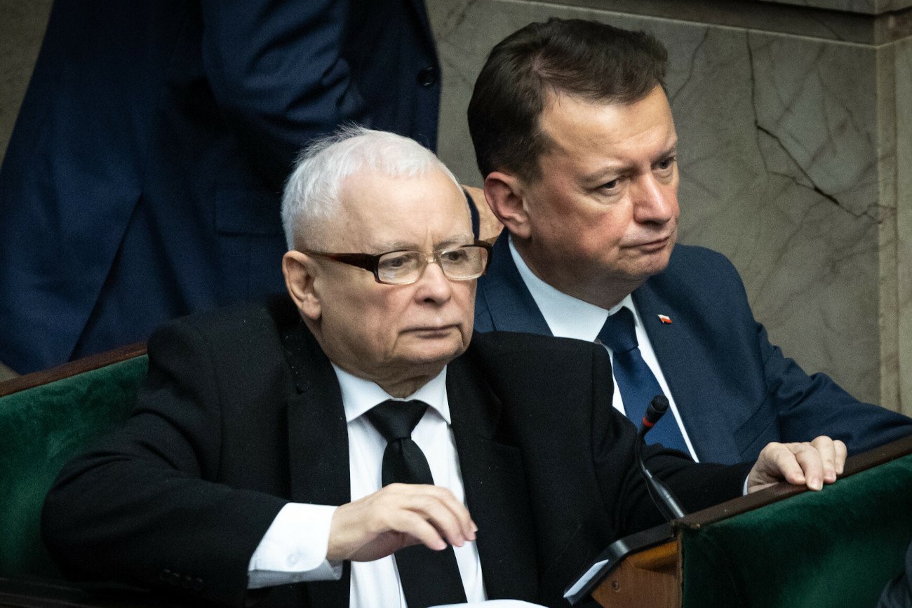 Sondaż pokazał, że maleje dystans między PiS i PO.