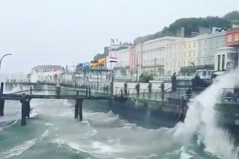 Irlandia została zaatakowana przez Huragan Ofelię.