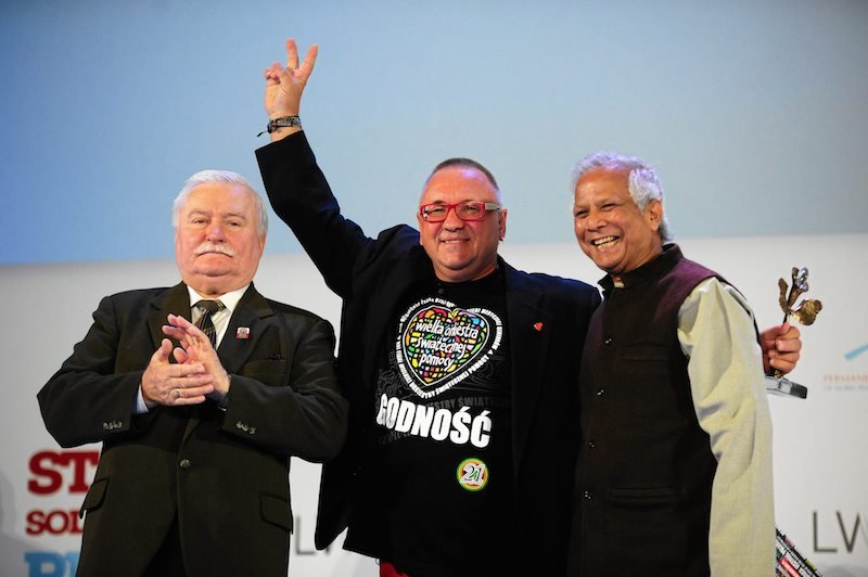 Owsiak odebrał już nagrodę od laureatów Pokojowej Nagrody Nobla. Na zdjęciu podczas otwarcia XIII Swiatowego Szczytu Laureatow z Lechem Wałęsą i Muhammadem Yunusem.