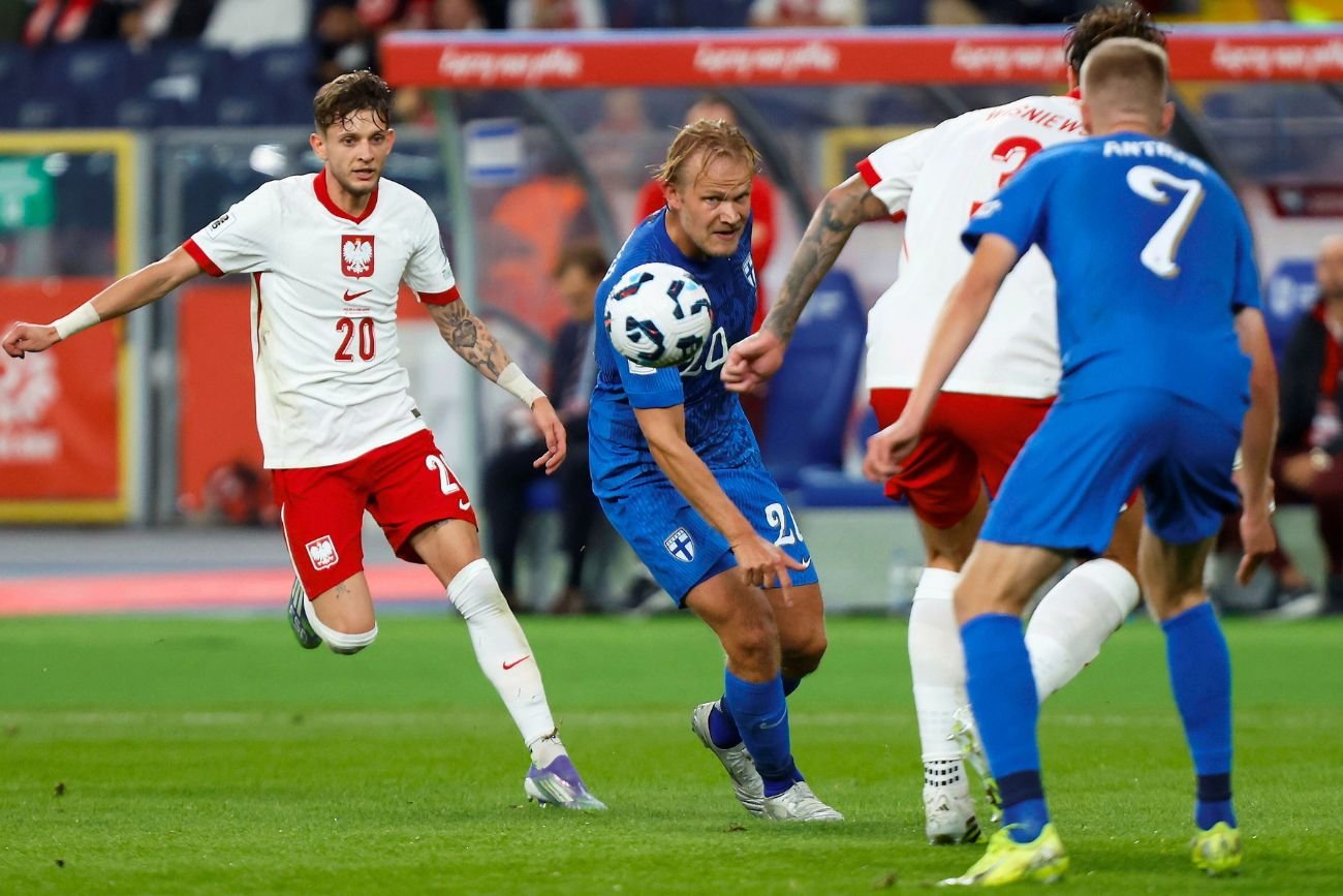 Mecz Polska-Finlandia – piłkarze obu drużyn na boisku.