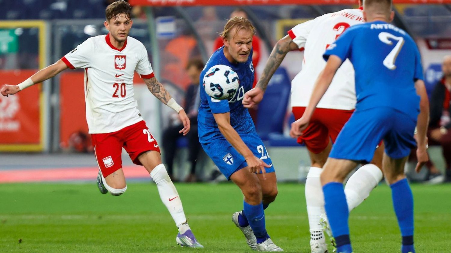 Mecz Polska-Finlandia – piłkarze obu drużyn na boisku.