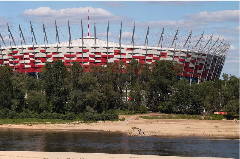 Mogłoby być ładnie, czysto i miło, a jest jak zwykle. Po polsku. Plaża przypomina wysypisko smieci...