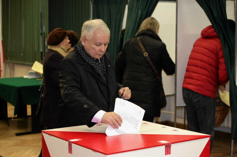 Najbardziej skrajni sojusznicy Jarosława Kaczyńskiego chcą zmieniać prawo wyborcze.