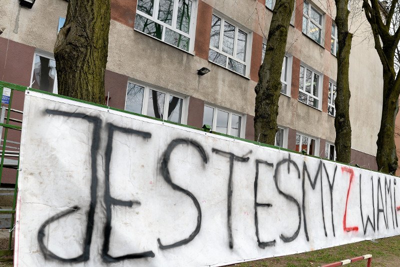 "Gazeta Wyborcza" informuje, że emeryci przekazują strajkującym nauczycielom równowartość 13. emerytury, którą obiecał im rząd.