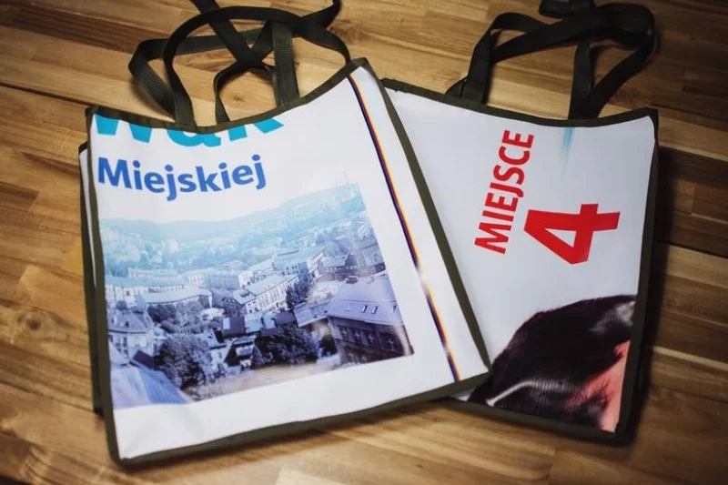 Politycy dostarczają banery, a torby tworzą pracownicy stowarzyszenia "My dla innych"