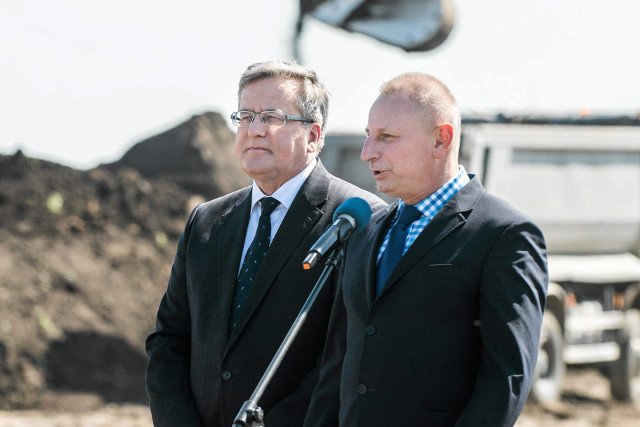 "Express Bydgoski" twierdzi, że "pół godziny po wizycie Bronisława Komorowskiego na terenie robót z kilkunastu pojazdów zostały raptem trzy"