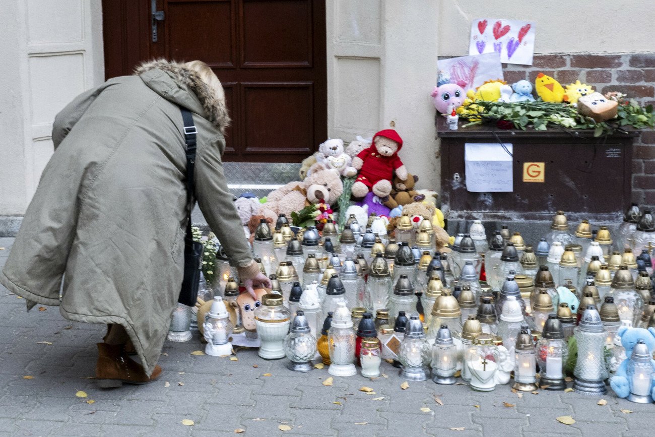18 października nożownik zaatakował 5-letniego Maurycego. Dziecko zmarło. W miejscu tragedii płoną znicze.