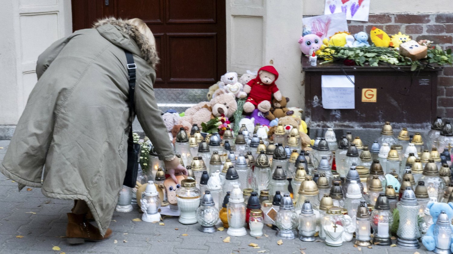 18 października nożownik zaatakował 5-letniego Maurycego. Dziecko zmarło. W miejscu tragedii płoną znicze.