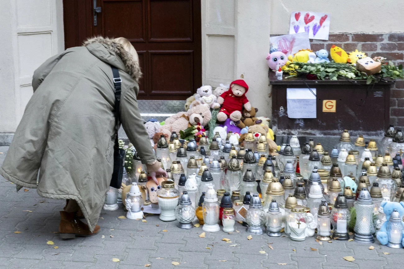 18 października nożownik zaatakował 5-letniego Maurycego. Dziecko zmarło. W miejscu tragedii płoną znicze.