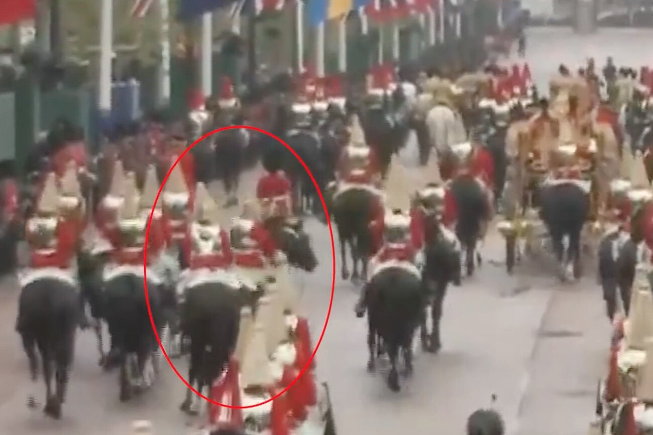 Groźny incydent na trasie procesji po koronacji Karola III