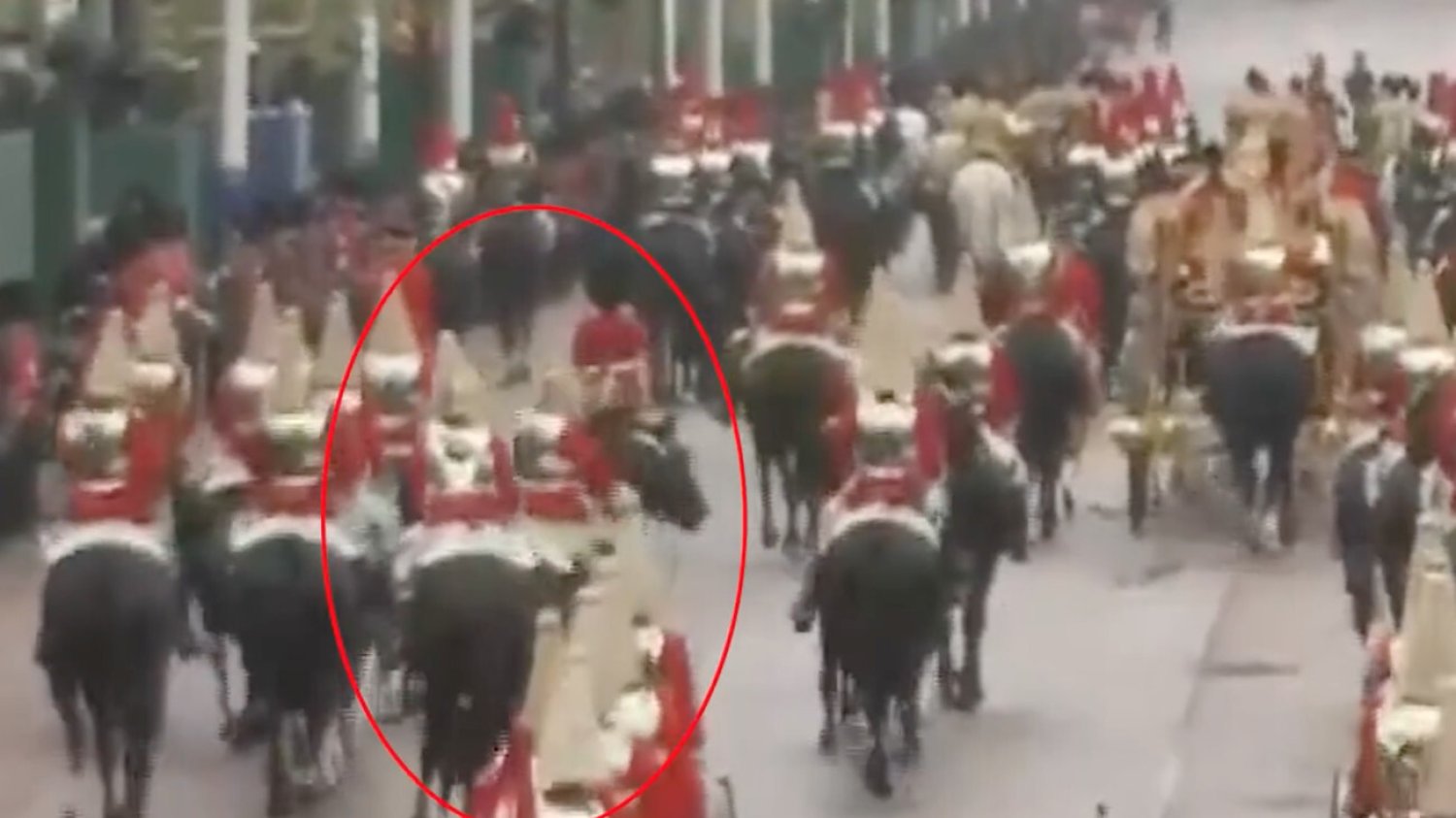 Groźny incydent na trasie procesji po koronacji Karola III