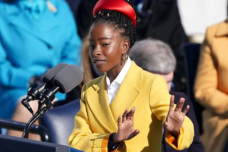 Wiersz "The Hill we Climb" trafił prosto w serca milionów ludzi na całym świecie. O czym mówiła młoda poetka Amanda Gorman podczas inauguracji prezydentury Joe Bidena? Amanda Gorman poruszyła świat. O czym był jej wiersz "The Hill we Climnb"?