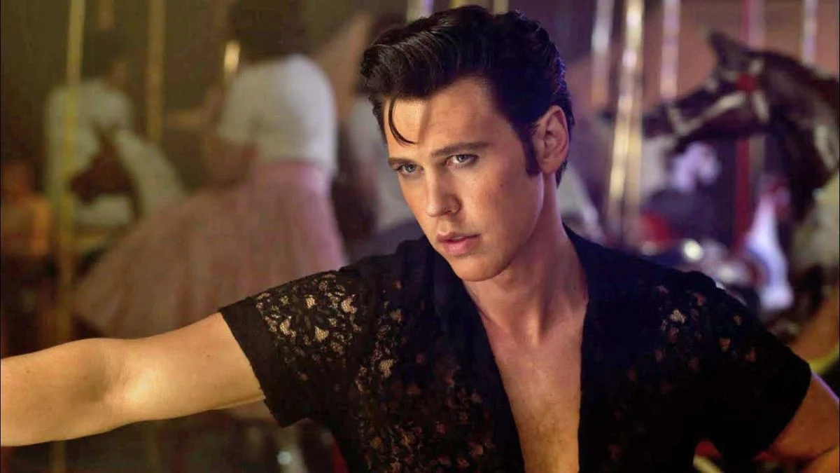 Austin Butler jako Elvis Presley w filmie "Elvis" Baza Luhrmanna.