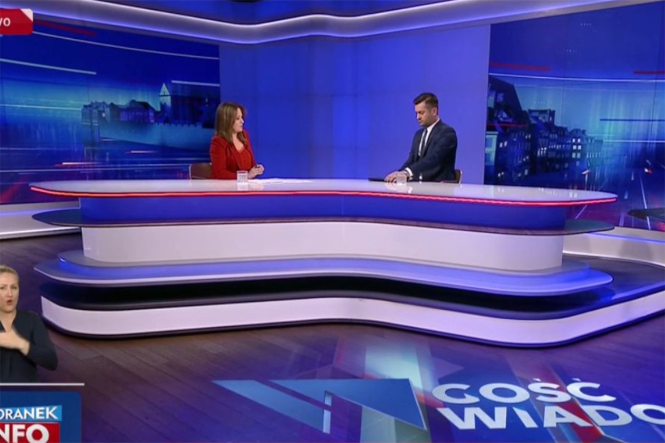 Kamil Bortniczuk uczestniczy w sejmowym głosowaniu podczas wywiadu w TVP.