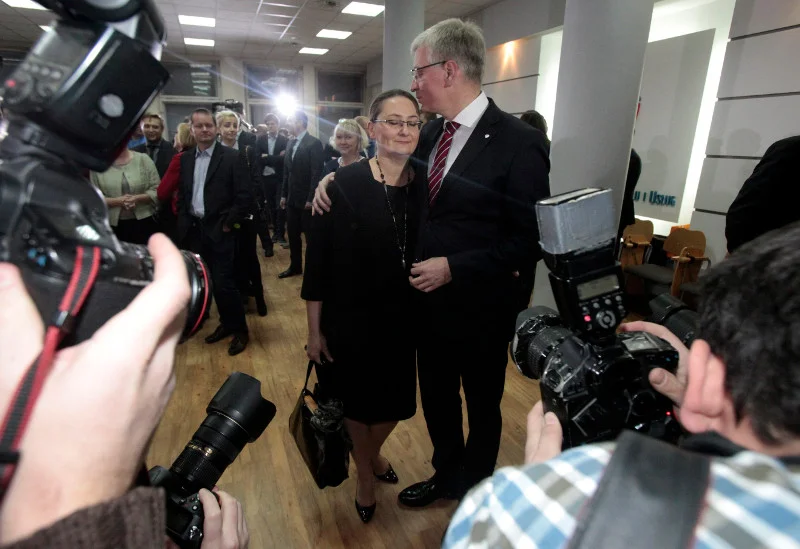 2014 rok. Nowy prezydent Poznania Jacek Jaśkowiak wraz z żoną Joanną podczas ogłoszenia wstępnych wyników w II turze wyborów na prezydenta miasta.