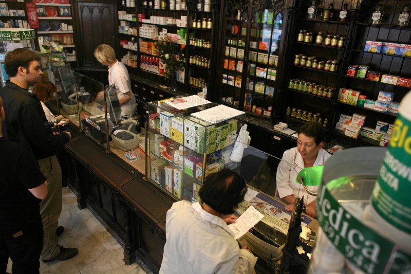 Samorząd aptekarski uważa, że leki powinny być sprzedawane tylko w aptekach.