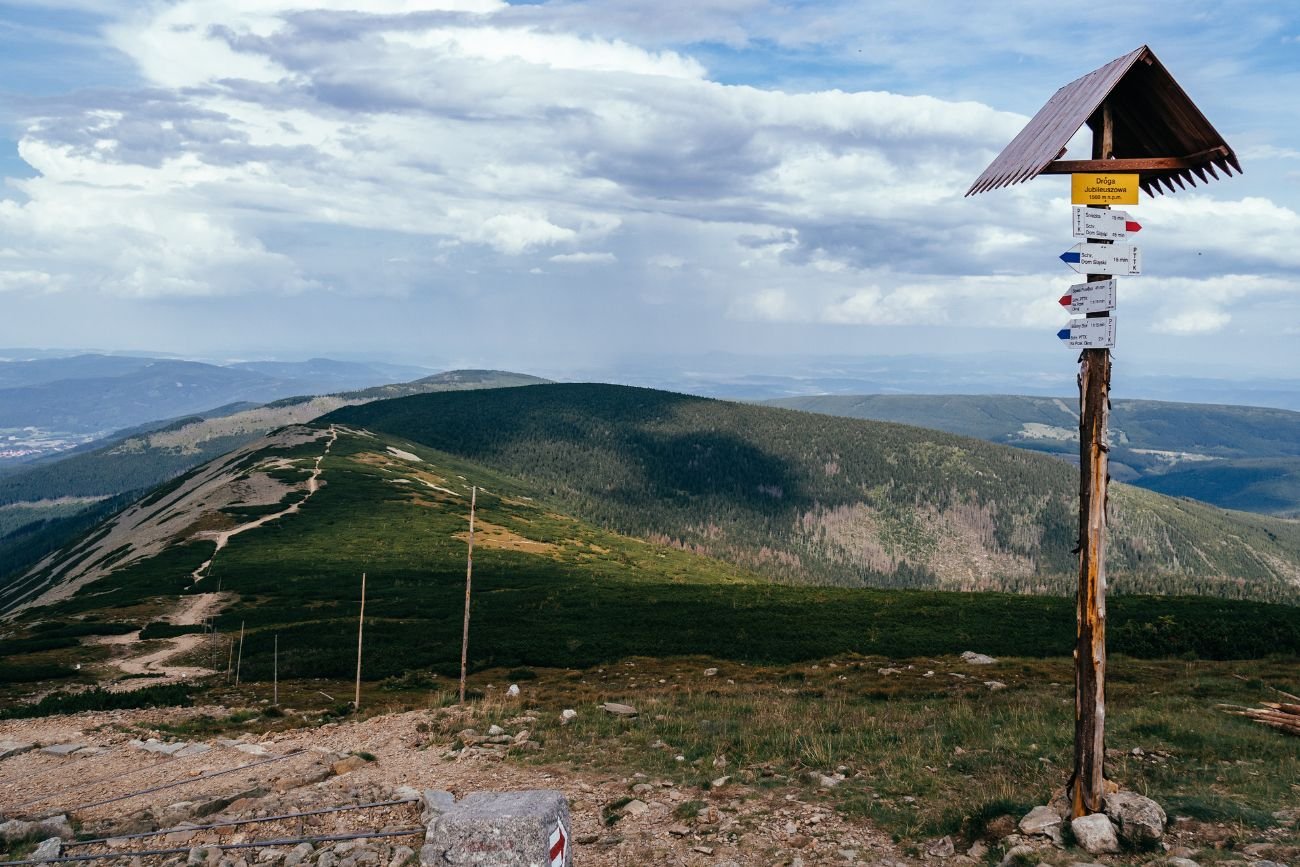 Oprócz tradycyjnych oznaczeń na szlakach, zostały wprowadzone dodatkowe, mające na celu pomóc w lokalizowaniu poszkodowanych w wypadkach.