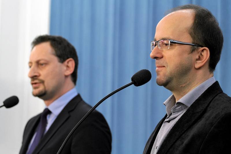 Posłowie Ruchu Palikota Armand Ryfiński i Roman Kotliński w czasie konferencji prasowej 13 grudnia.