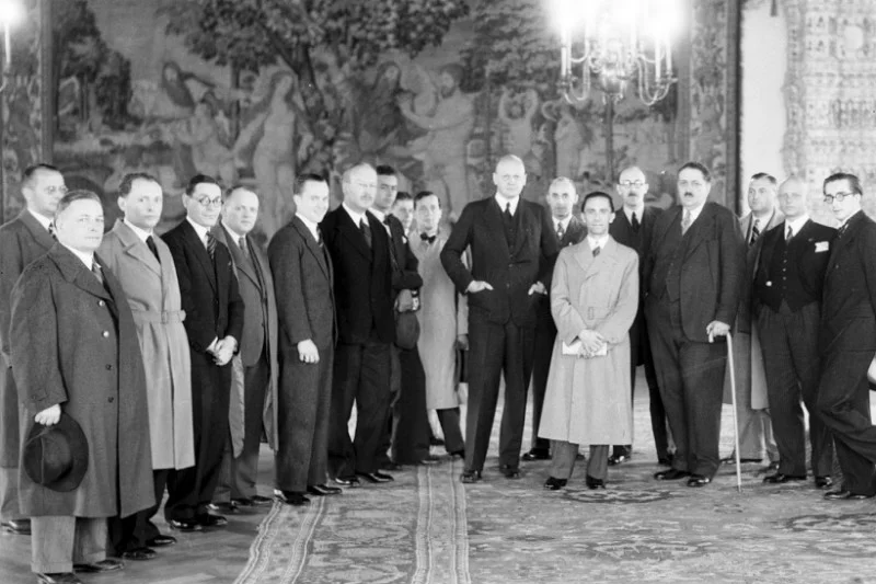 Minister propagandy Rzeszy Joseph Goebbels (szósty od prawej) podczas wizyty w Polsce na Zamku Królewskim na Wawelu, czerwiec 1934 roku. Towarzyszy mu m.in. wiceminister spraw zagranicznych RP Jan Szembek (czwarty od prawej)