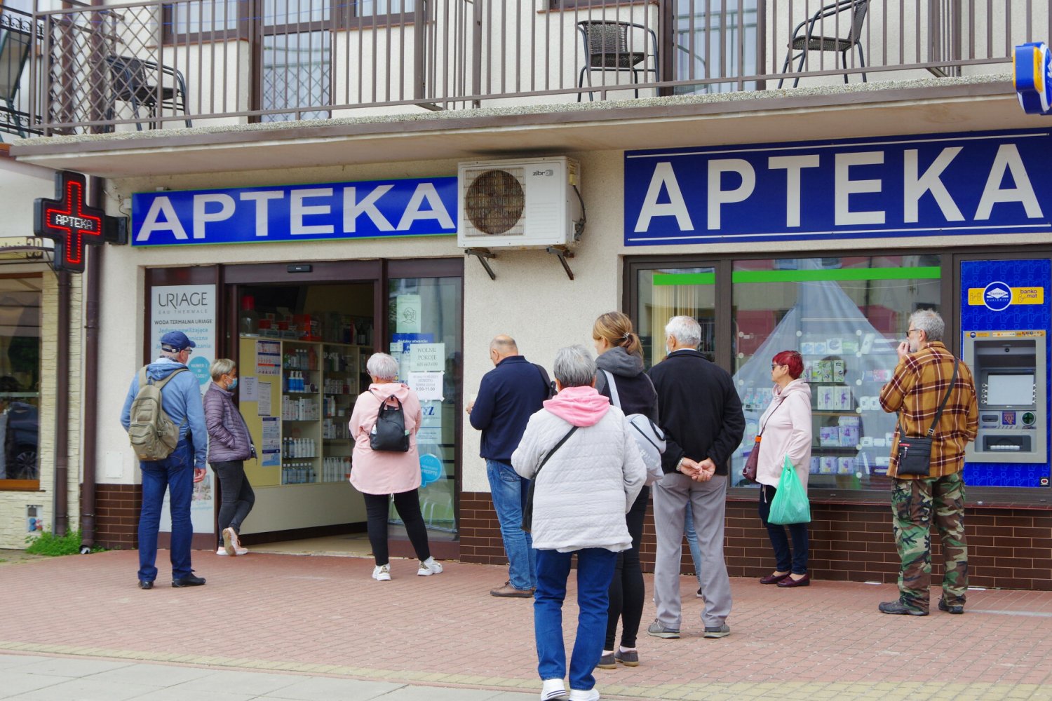 Resort zdrowia chce, aby w aptekach, gdzie można się zaszczepić były m.in. umywalki z ciepłą wodą czy szatnie.