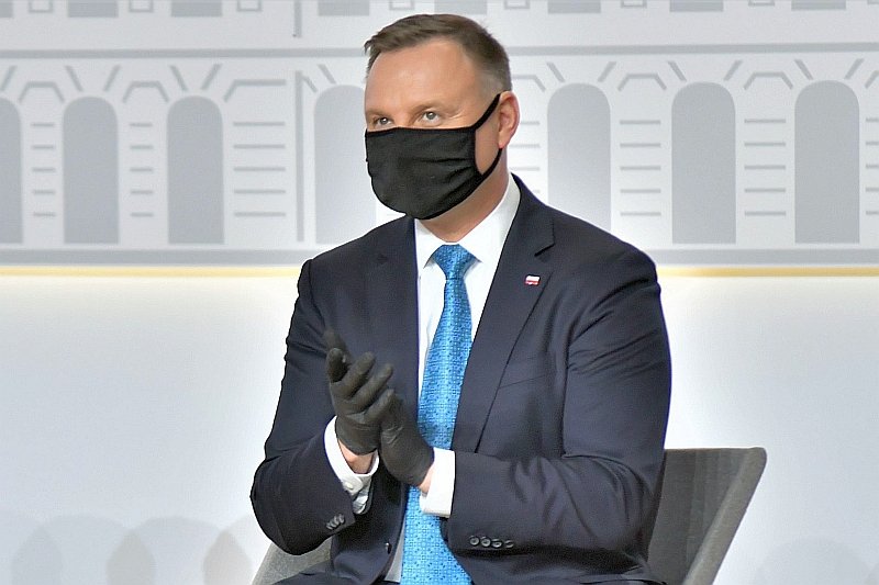 Prezydent Andrzej Duda podczas spotkania z przedstawicielami ochrony zdrowia twierdził, że polscy lekarze podczas pandemii COVID-19 nie musieli wybierać, komu pomóc.