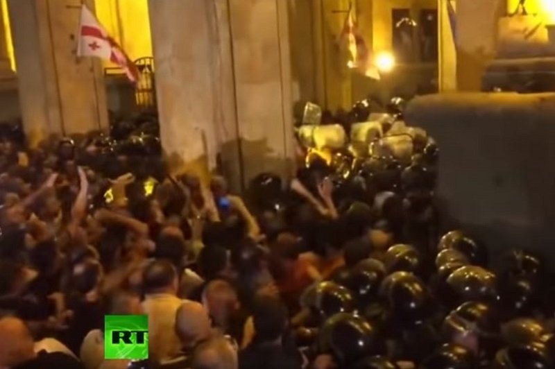 Protestujący szturmowali gmach gruzińskiego parlamentu.