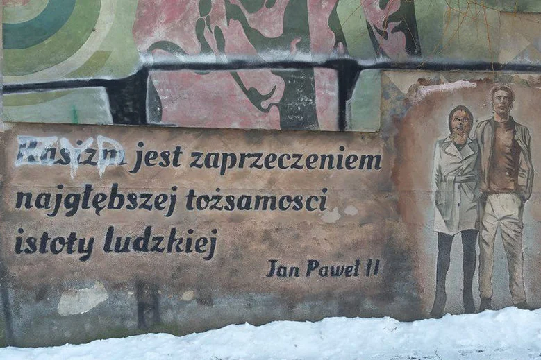 Rok temu w centrum Białegostoku na celowniku rasistów znalazł się cytat z... Jana Pawła II.