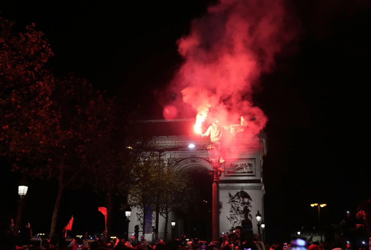 "Paryż zapłonął". Zamieszki po awansie Maroka do półfinału MŚ.