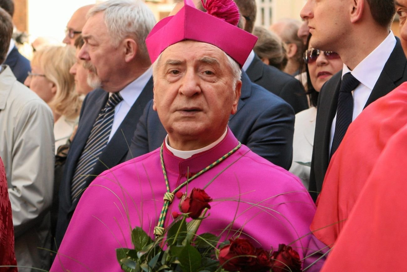 Prymas senior trafił do szpitala. "Poważny stan"