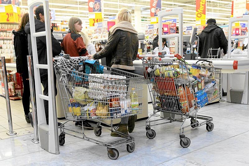Oszczędności i pieniądze na bieżące utrzymanie to główny budżet świątecznych zakupów polskich rodzin przed Bożym Narodzeniem.