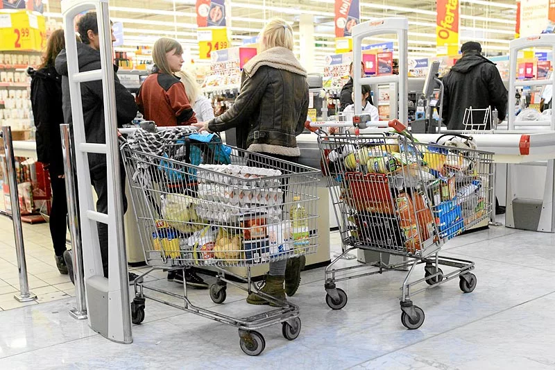 Oszczędności i pieniądze na bieżące utrzymanie to główny budżet świątecznych zakupów polskich rodzin przed Bożym Narodzeniem.