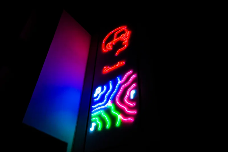Neon „Komedy” na osiedlu Artystyczny Żoliborz