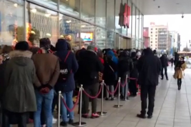 Tak było przed sklepem H&M w Warszawie, gdy sprzedawano kolekcję markowych ubrań. Teraz kolejka czeka online.