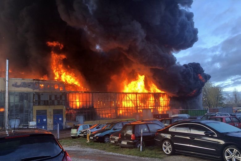 Kłęby czarnego dymu nad Wrocławiem. Z pożarem walczyło kilkudziesięciu strażaków