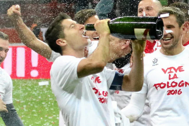 Moment, w którym Robert Lewandowski pił szampana, został uwieczniony na zdjęciach