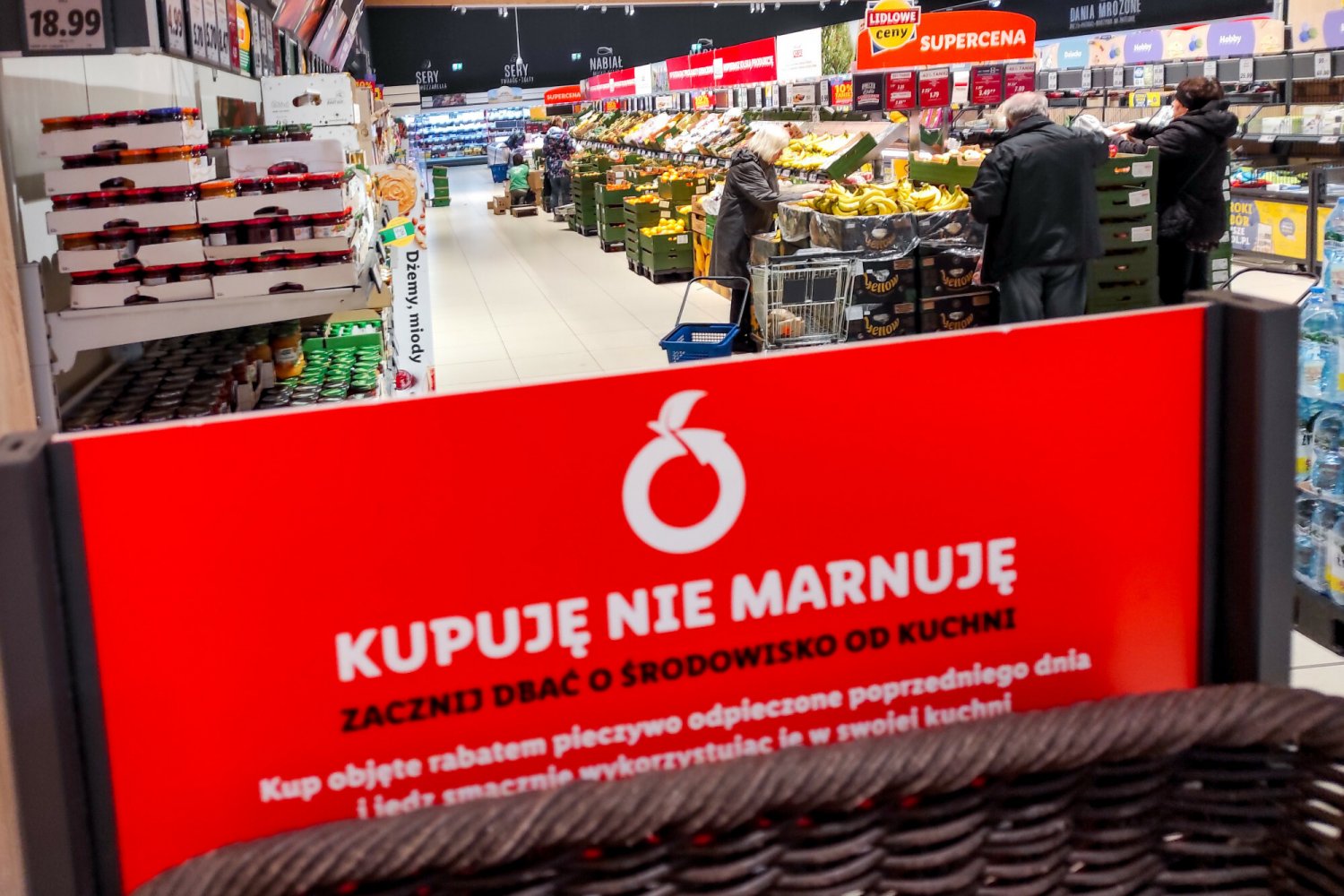 Tylko 25 proc. rabatu na jedzenie z krótkim terminem w Lidlu. Dlaczego? Lidl zmniejszył rabat w akcji "Kupuję, nie marnuję". Klienci są zbulwersowani