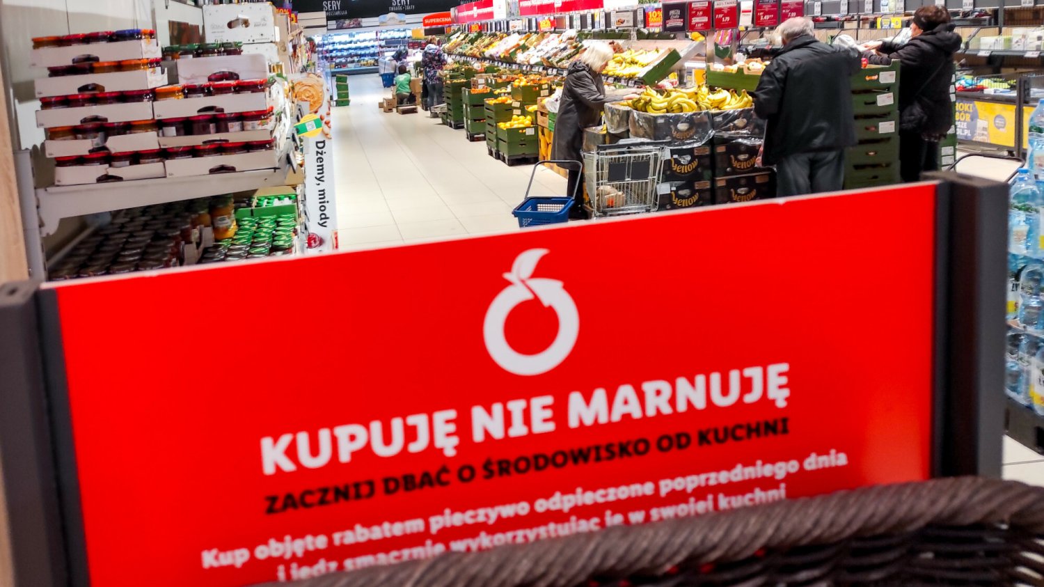 Tylko 25 proc. rabatu na jedzenie z krótkim terminem w Lidlu. Dlaczego? Lidl zmniejszył rabat w akcji "Kupuję, nie marnuję". Klienci są zbulwersowani
