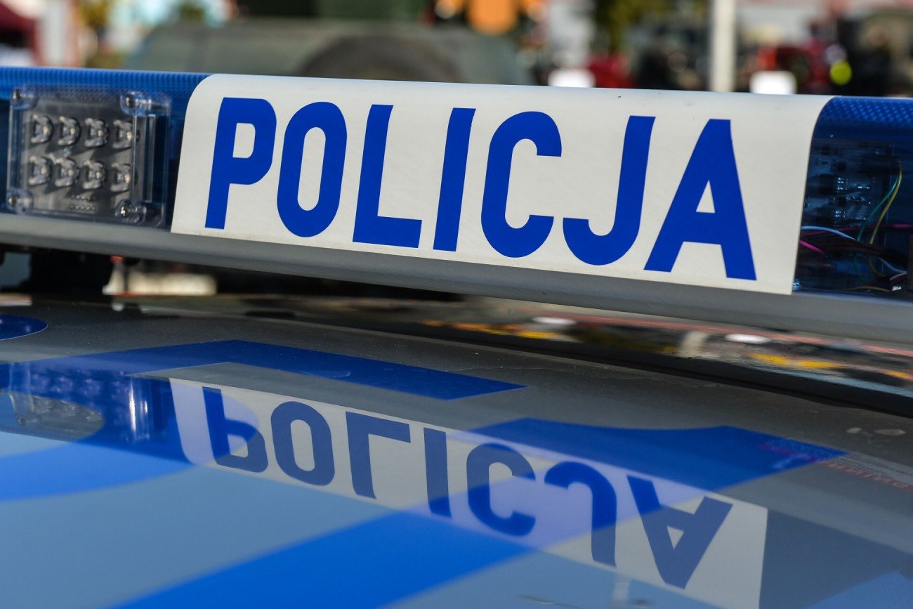 Napis "policja" na samochodzie