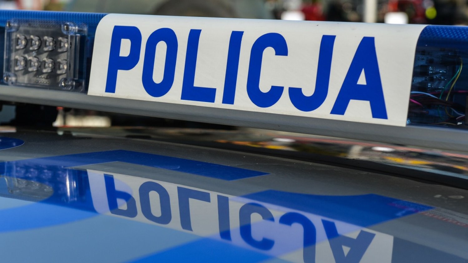 Napis "policja" na samochodzie