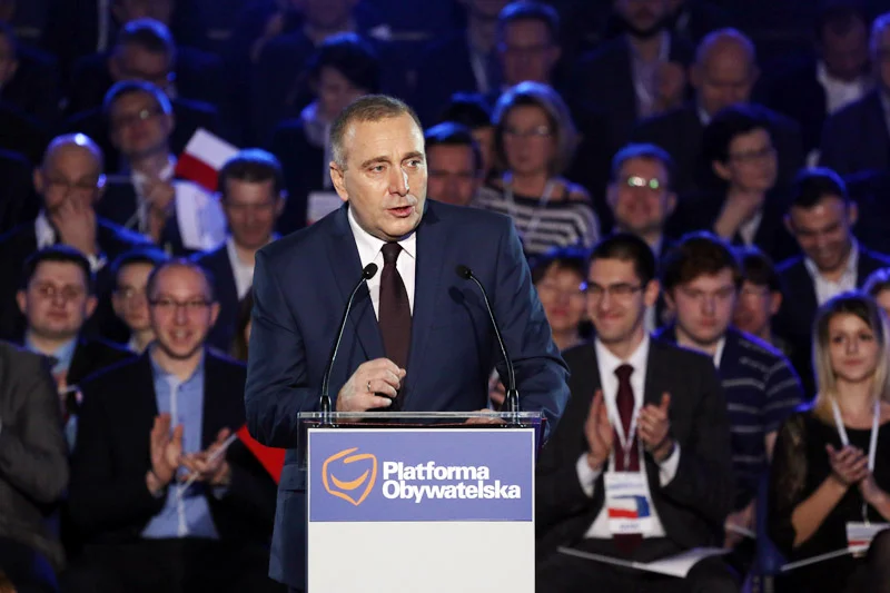 Specyficzne przywództwo Grzegorza Schetyny może być dla wielu działaczy PO impulsem motywującym do przyjęcia barw PiS...