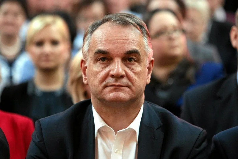 Były lider PSL Waldemar Pawlak sugeruje, że najwyższa pora oddać władzę w partii w ręce młodych.