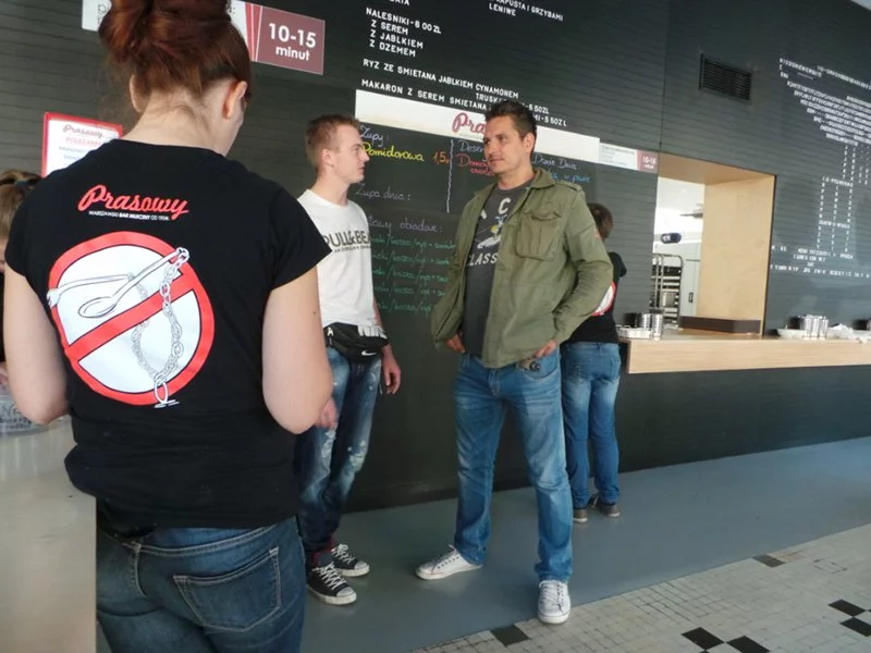 "Król barów mlecznych". Zreanimował Prasowy, chce wskrzesić kolejne. "Bary mleczne będą wizytówką i awangardą stolicy". Na zdjęciu Kamil Hagemajer