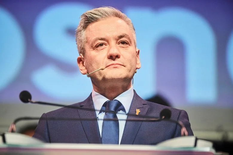 Robert Biedroń nie przebierał w słowach, oceniając wypowiedź abp Marka Jędraszewskiego o "tęczowej zarazie".