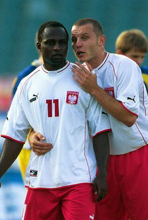 Emmanuel Olisadebe i Tomasz Kłos podczas meczu Polska – Ukraina w Chorzowie w 2001 roku.