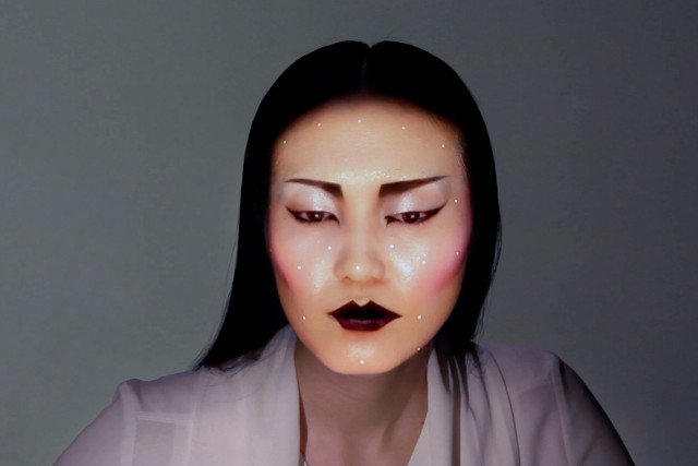 Elektronika na twarzy. Makijaż przyszłości?