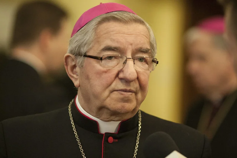 Abp Sławoj Leszek Głodź broni generałów Polskiej Rzeczpospolitej Ludowej przed zakusami Antoniego Macierewicza.
