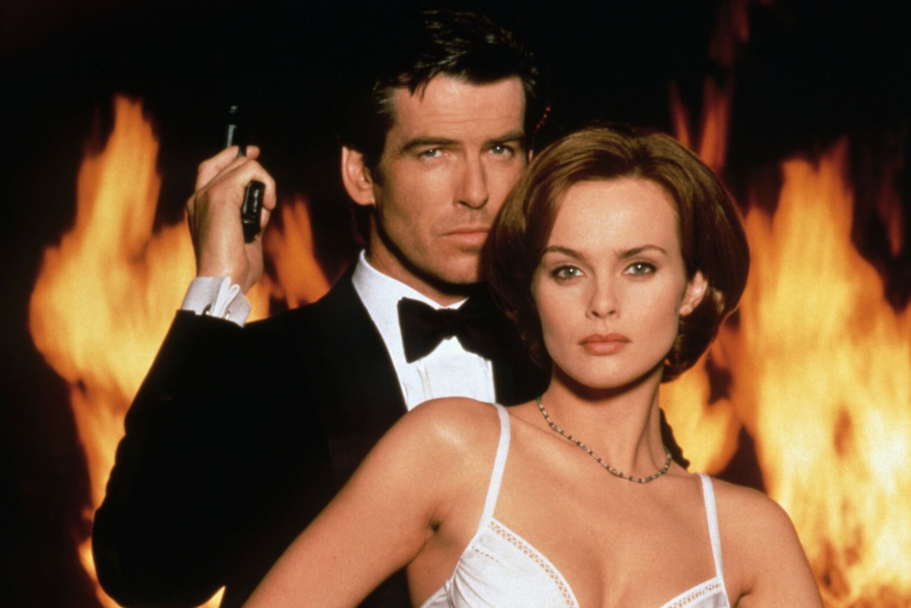 Pierce Brosnan i Izabella Scorupco.