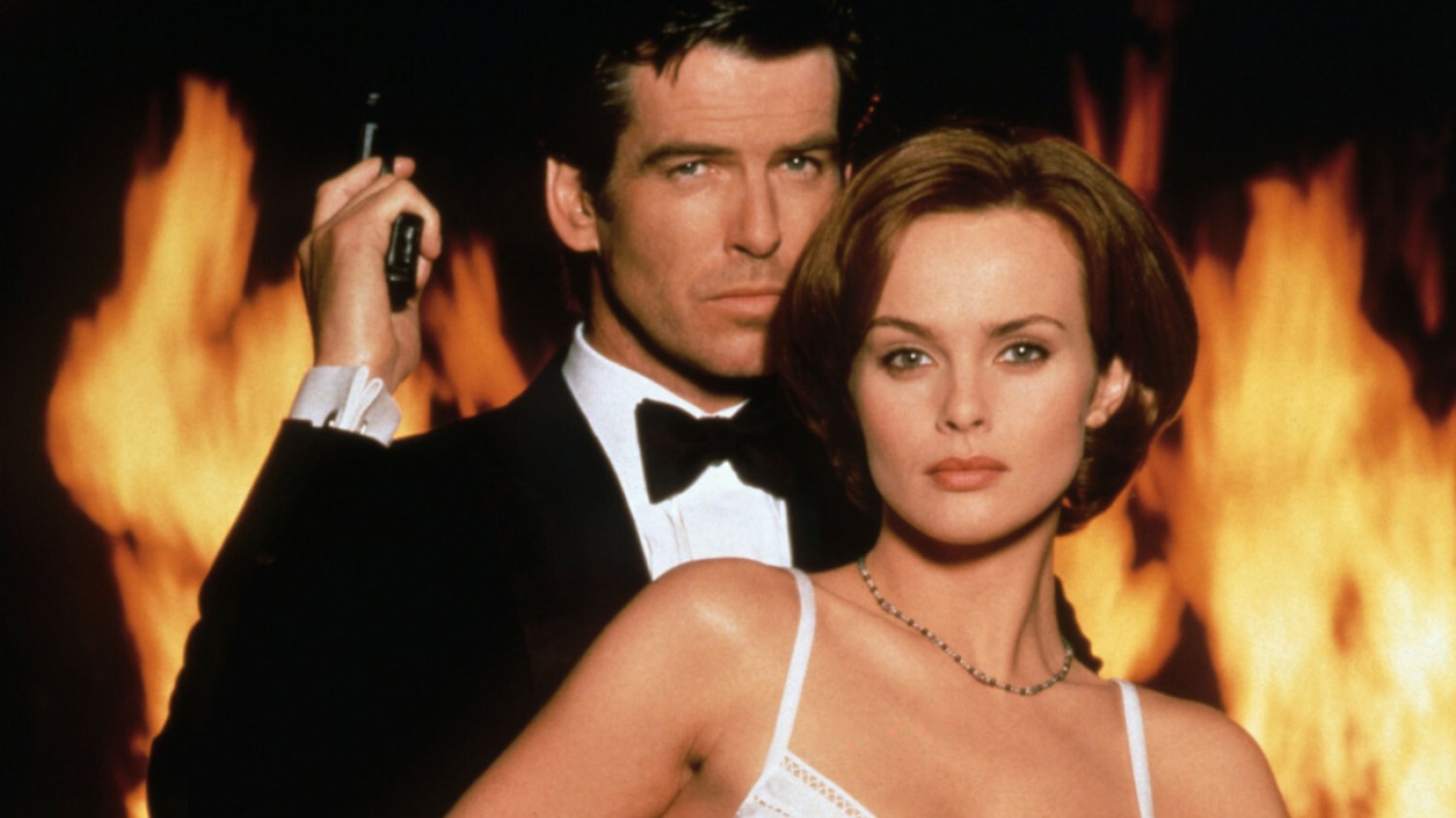 Pierce Brosnan i Izabella Scorupco.