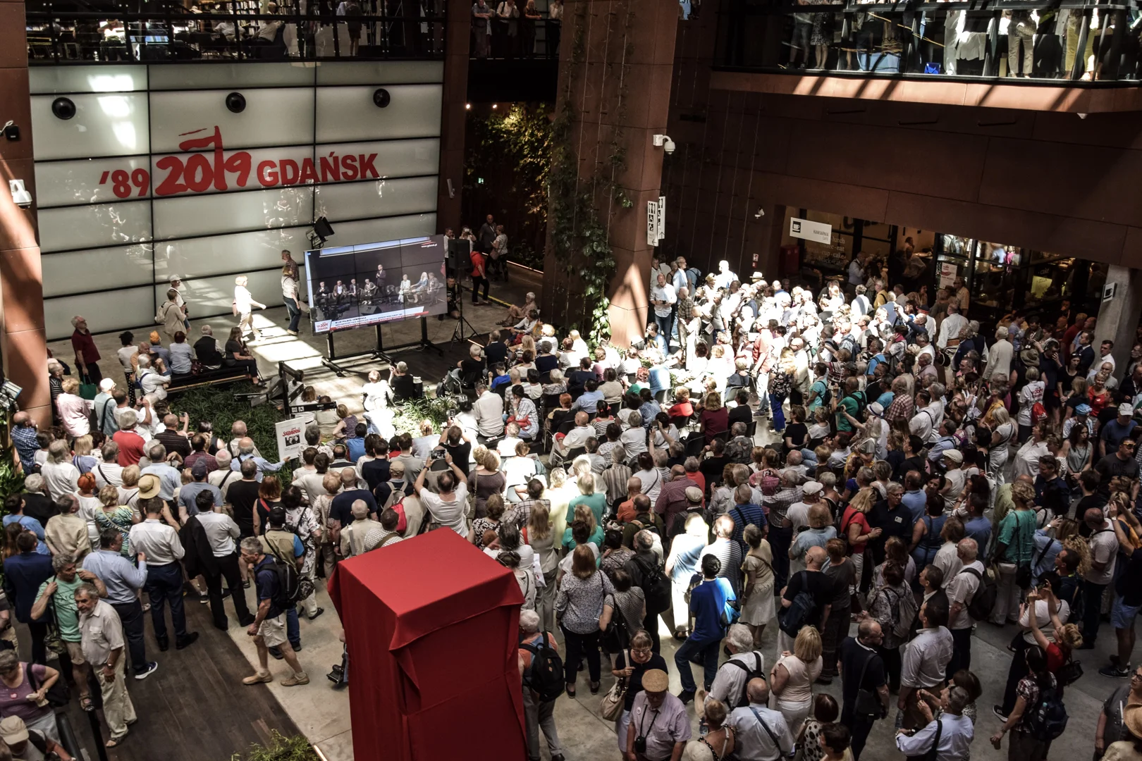 Choć najważniejszą cześć Święta Wolności i Solidarności zorganizowano we wtorek, w Gdańsku pojawiły się tłumy chętnych do świętowania. Na zdjęciu wnętrze ECS i relacja z jednej z debat.